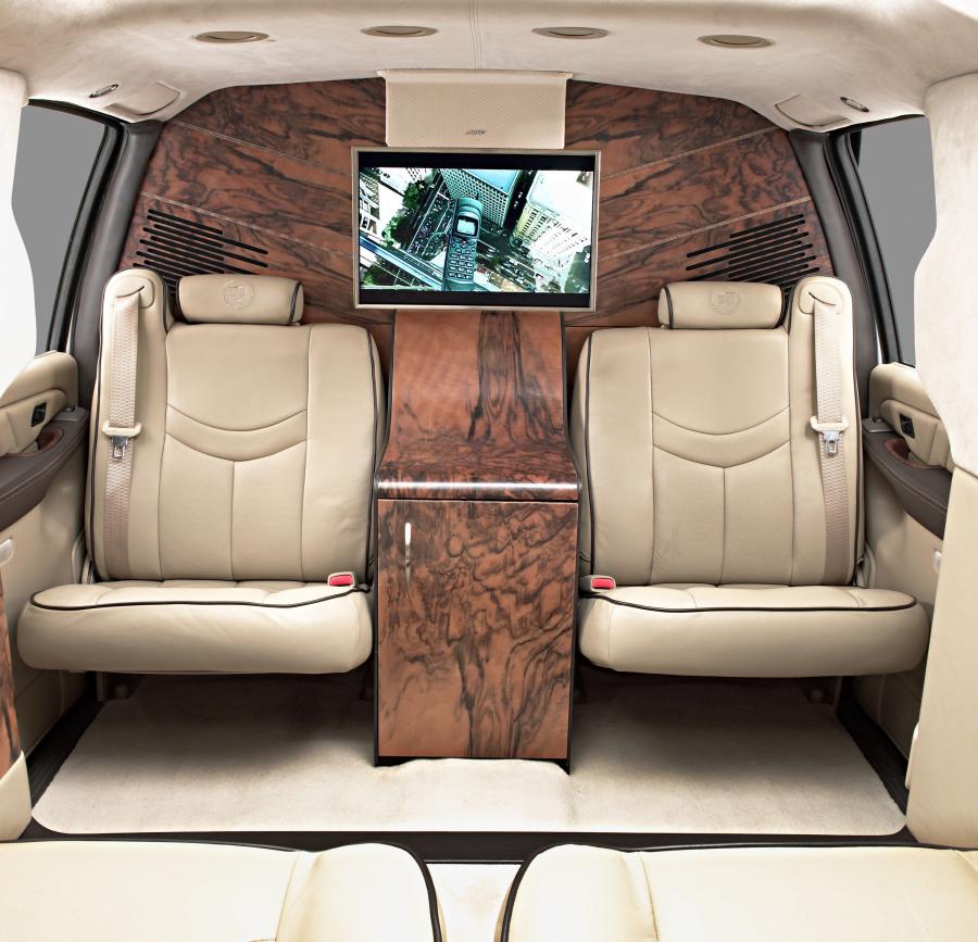  Cadillac Escalade ESV Executive Edition Concept 2003 года  (фото 8 из 16)